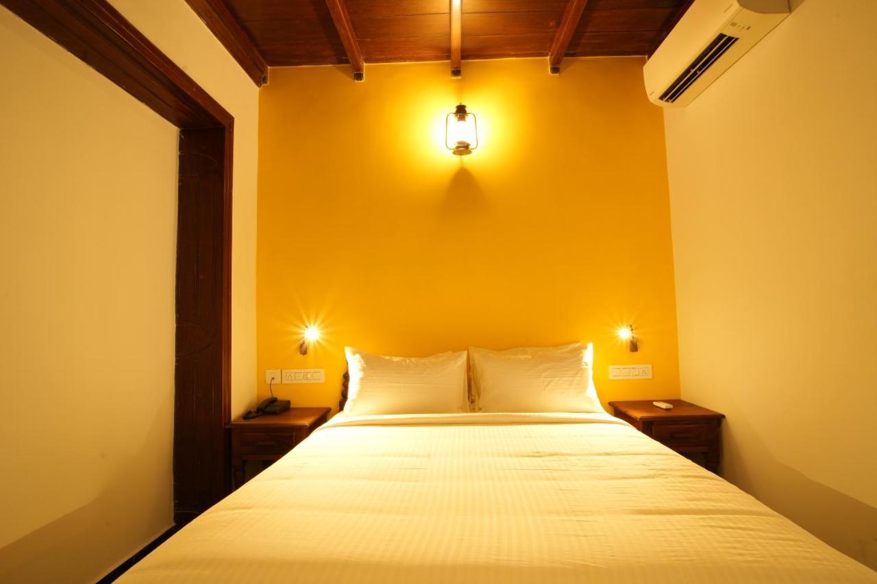 Hotel The Sunset Bay Fort Kochi Esterno foto