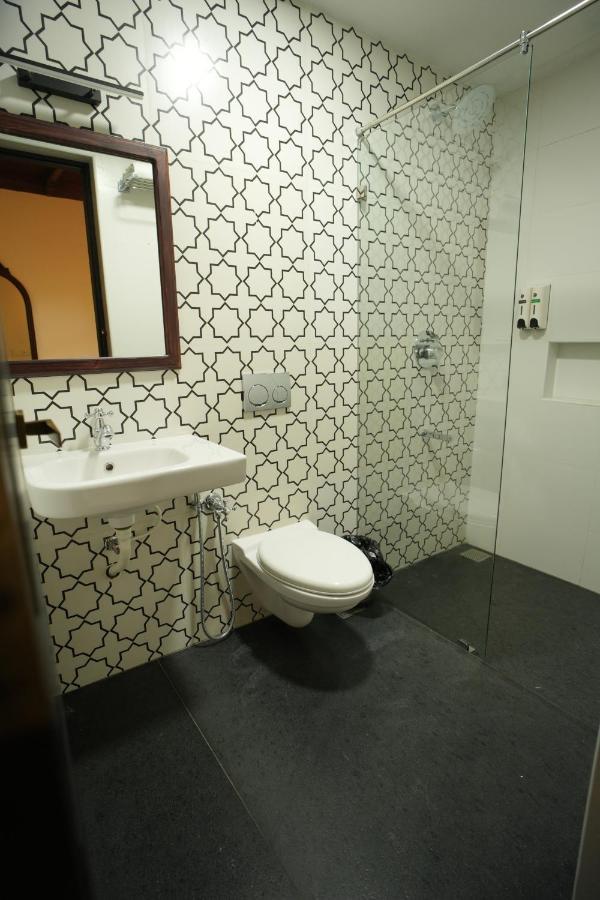 Hotel The Sunset Bay Fort Kochi Esterno foto