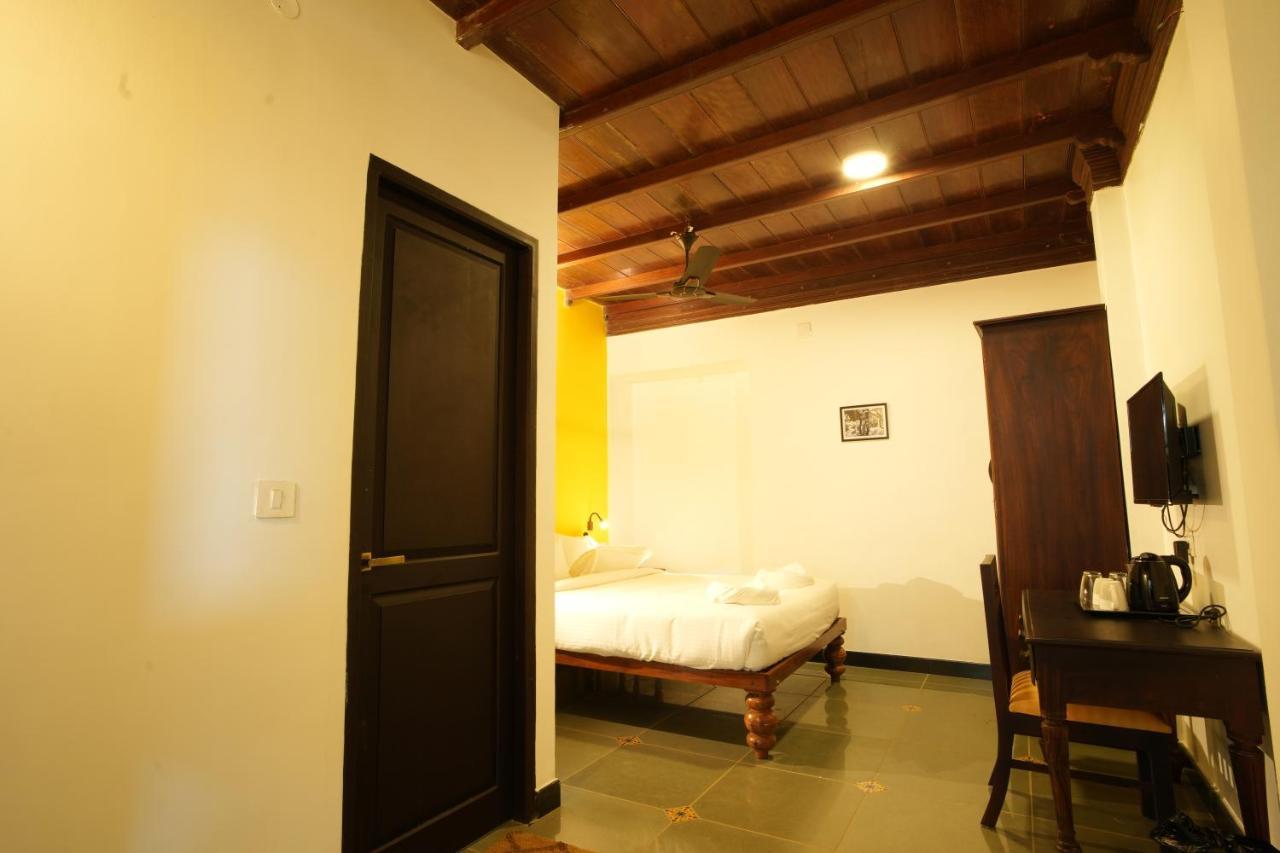 Hotel The Sunset Bay Fort Kochi Esterno foto